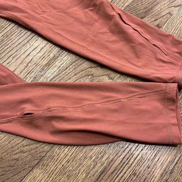 Lululemon pink 25 inch leggings size 6 with leg detail - Picture 3 of 4
